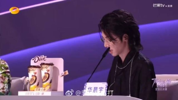 那英调侃华晨宇点评扭捏,何炅圆场评委需热身