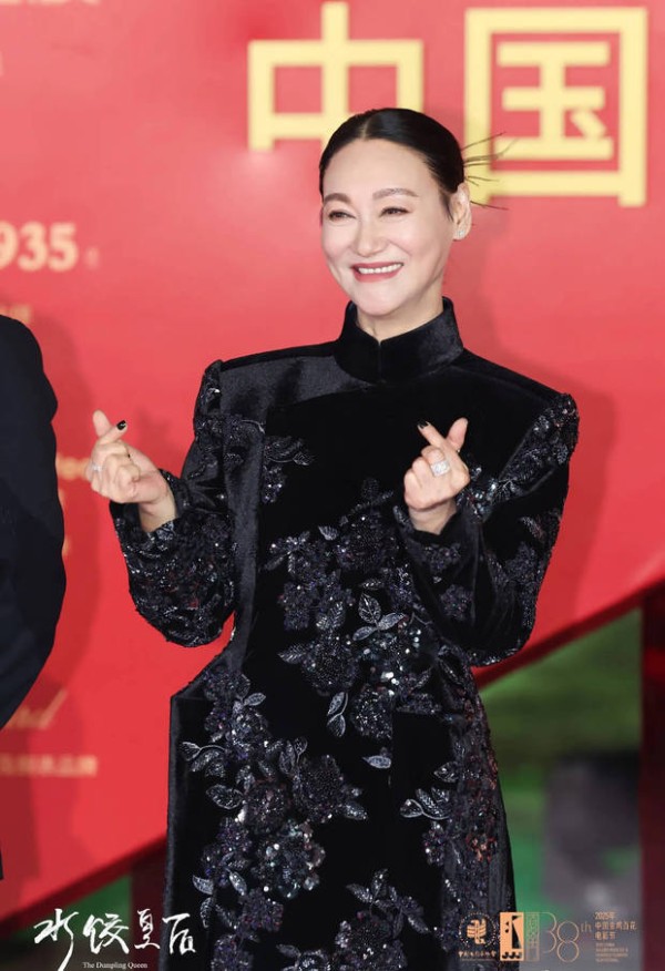 惠英红双手比心,亲和力十足。