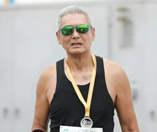 70岁周润发增肥20斤,白发染黑刮胡子年轻20岁,梦回上海滩