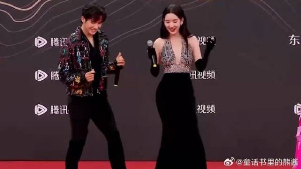 王玉雯真不愧北舞出身!穿紧身裙性感扭臀,身姿好妩媚!丨星光