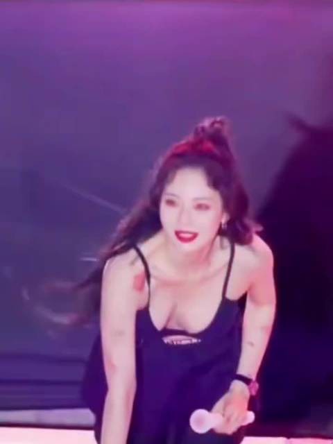 泫雅,啊 不是 这姐妹穿个内衣就开演唱会啦