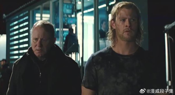 席维克给托尔伪造了身份 把他从神盾局手中带了出去