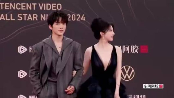 以为景甜胸前深V够大胆,结果一转身,整个后背都裸着丨星光大赏