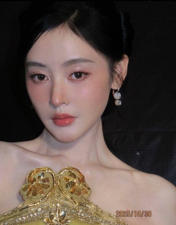 张天爱穿金色露肩礼裙亮相 优雅高贵又大气