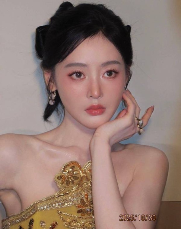 张天爱单手托腮,眼神灵动。