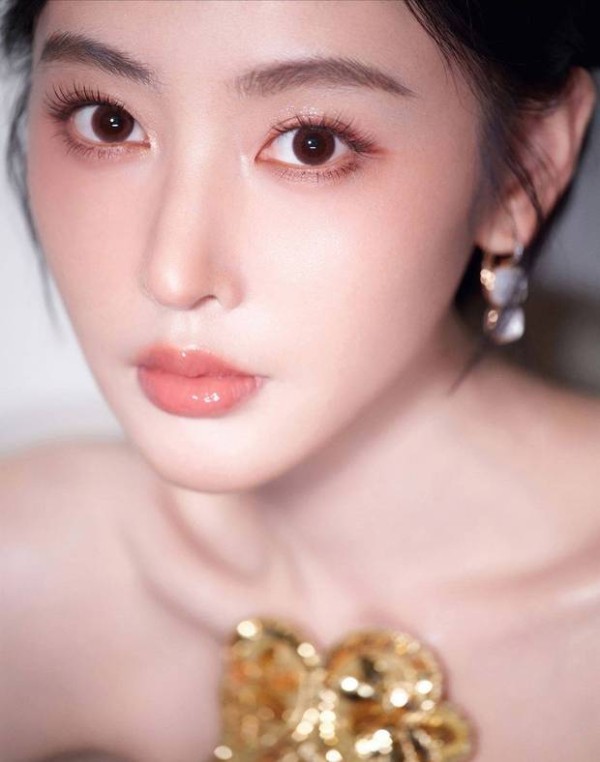 张天爱戴精致耳环,大气时尚。