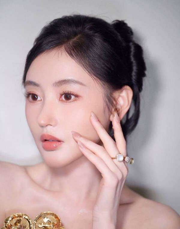 张天爱侧颜精致。