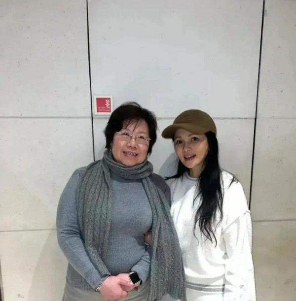 57岁伊能静在英国被偶遇，淡妆出镜，网友我以为是旁边的老奶奶