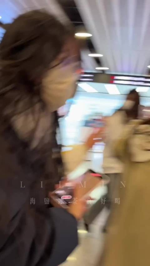 马启越机场被误认张晚意，觉醒年代选角神似引热议