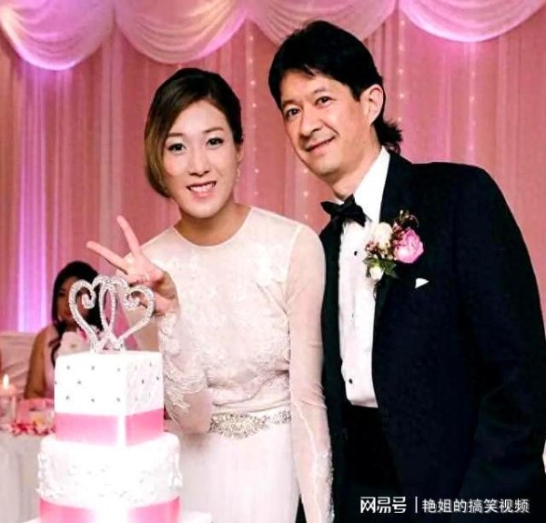 曝2大瓜！国民男星夫妻反目分居2年，钟嘉欣7年抱仨越发朴素