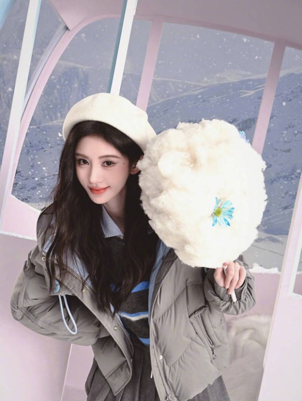 鞠婧祎手持棉花糖道具，灵动活泼。