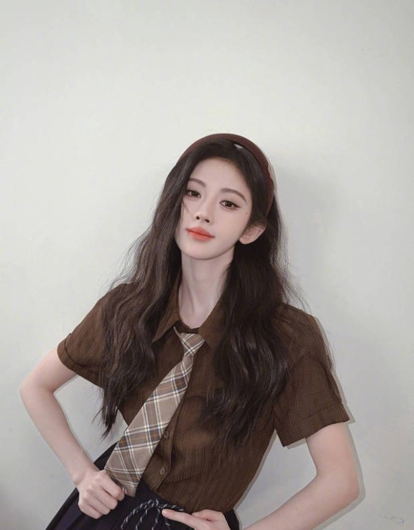 鞠婧祎肌肤白皙，妆容清透。