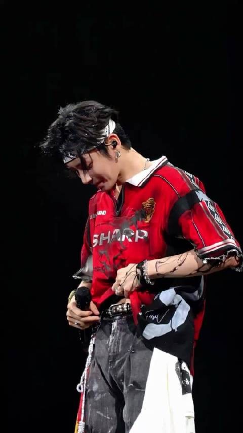 侯明昊生日演唱会再现《Lucifer》名场面