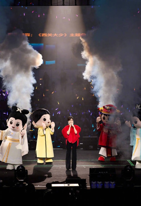 72岁赵雅芝舞台状态超好，穿红衣气质优雅大方