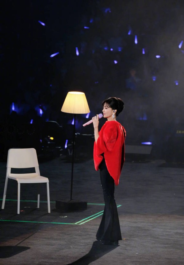 赵雅芝身姿挺拔，气质优雅。