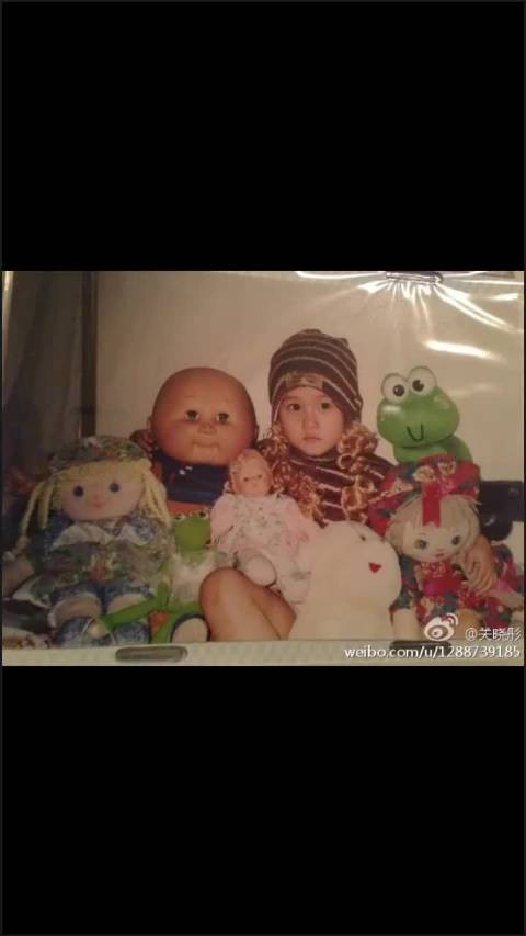 关晓彤14岁身材比例引惊叹，嘎吱窝下就是腿