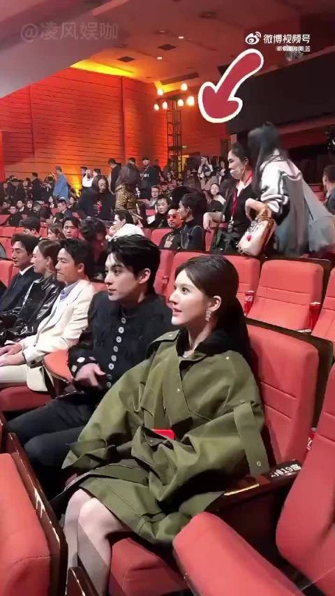 明星候场发现被拍的反应，关晓彤紧急仪态管理，魏大勋憋回了哈欠 ，赵露思