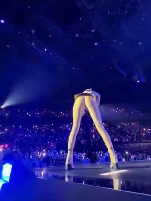 我承认Lisa很美很靓,但是穿这样跳舞会不雅?