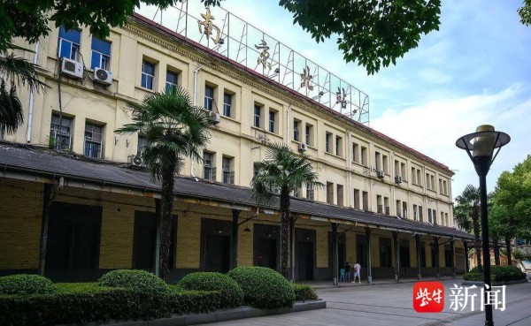 此去百年,背影如初