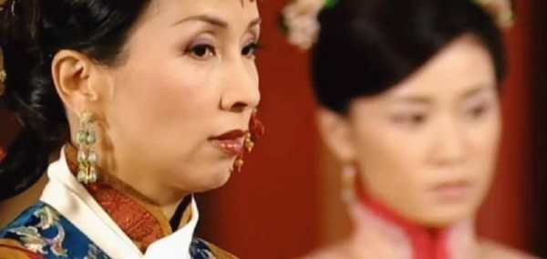 《金枝欲孽》创新运镜剧情领先多年，角色成熟丰满