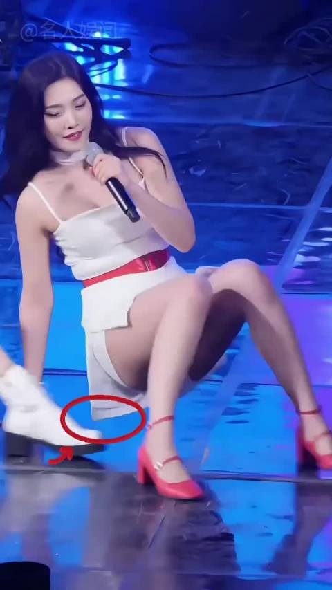 女星在演唱会防走光手段究竟有多“硬核”？