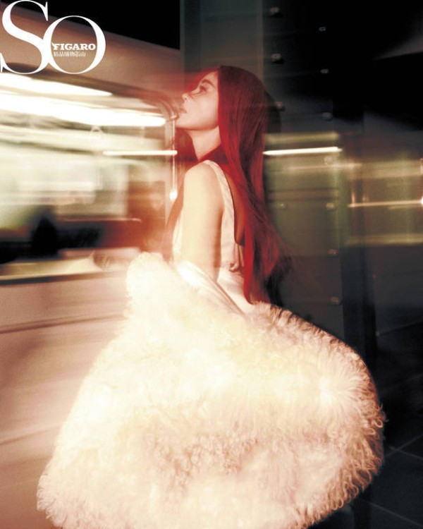 张天爱在地铁拍大片，氛围感拉满。