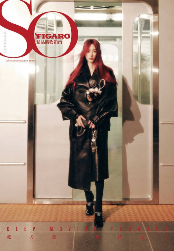 张天爱红发黑皮衣造型又美又酷，大方秀好身材