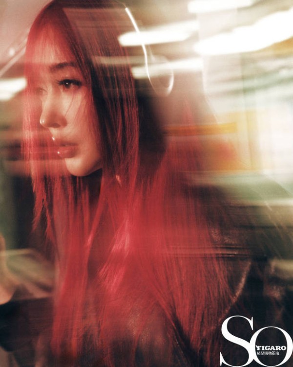 张天爱侧颜精致，香唇水润有光泽。