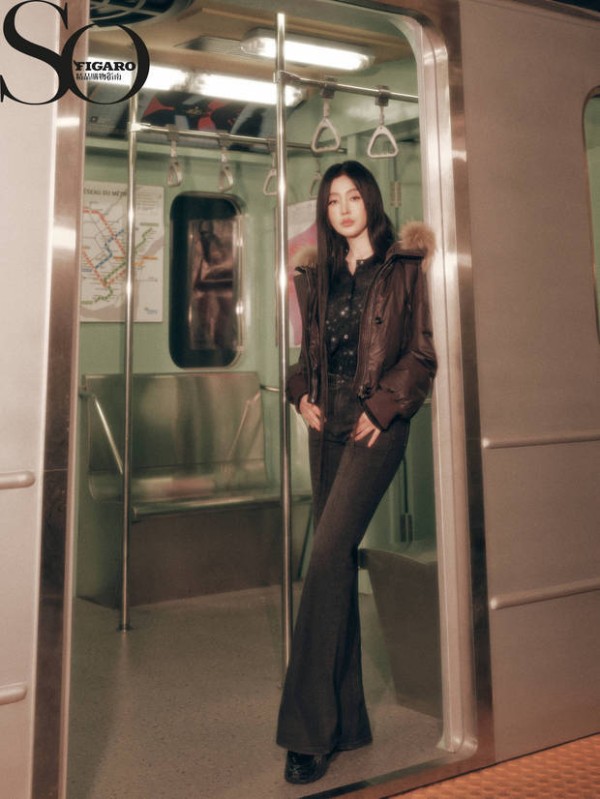 张天爱身材高挑，大长腿比例优越。