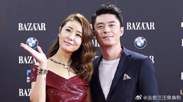 林心如霍建华现身观看7岁女儿演出，老霍看得入神，表情严肃紧张