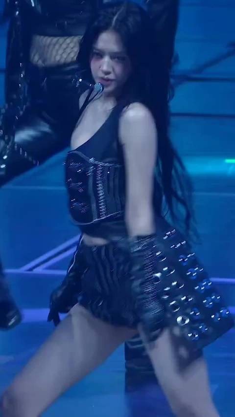 感觉张元英太红，所以上强度了，胸贴都故意露出来了