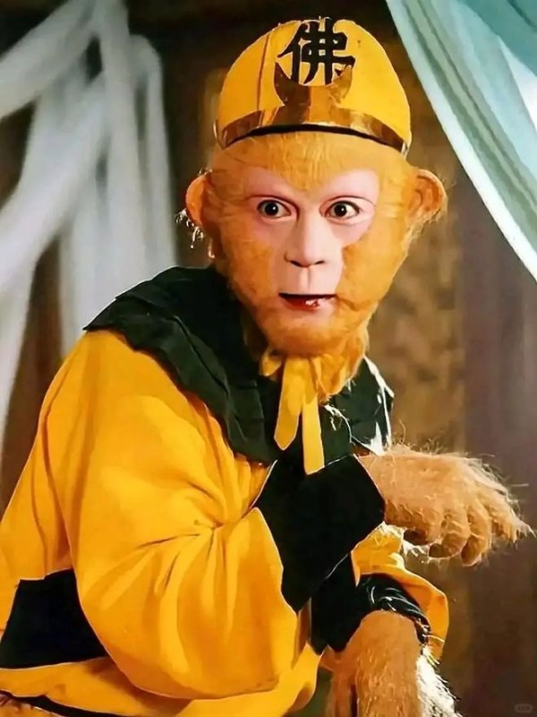 六小龄童金屋藏娇37年的妻子，原来是西游记中的她，难怪藏着掖着