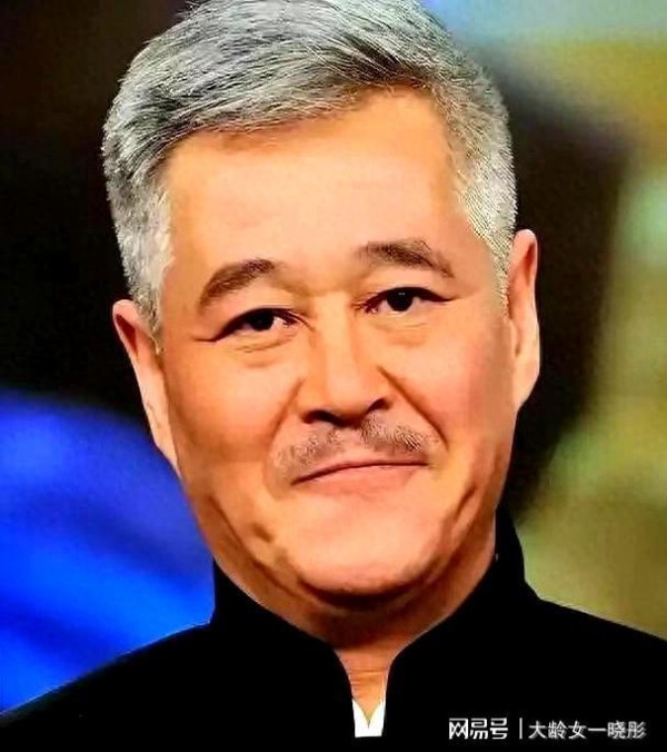 68岁赵本山近况曝光,三人打伞伺候,女儿却成了他的“心头病”