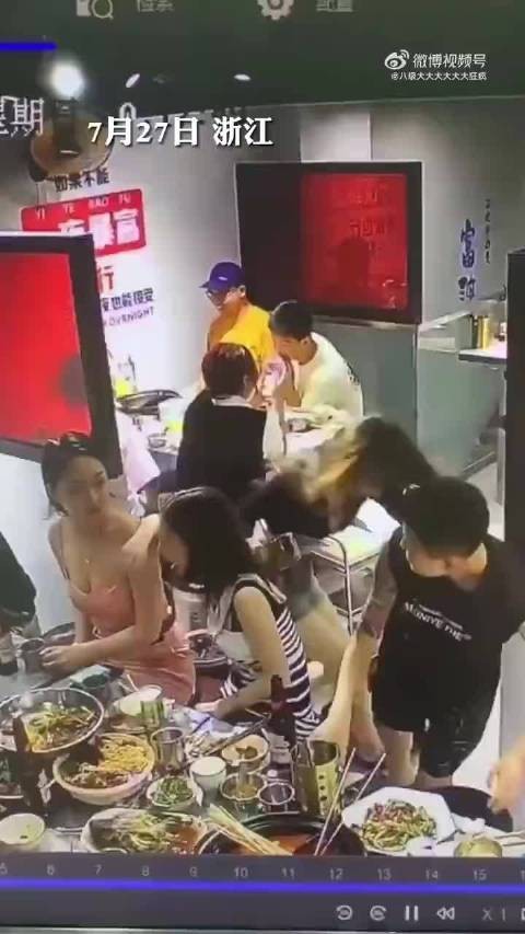 女子走路时不小心摔倒了,把男子裤子脱下来了!