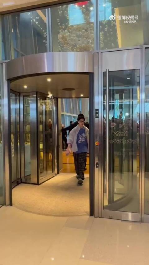 杨紫穿香槟金薄纱裙诠释董竹君雍容华贵