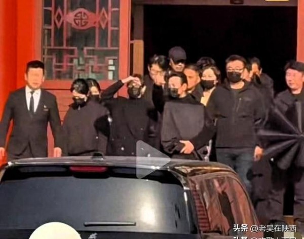 葬礼后带亲友吃饭被拍!唐嫣罗晋挽手同行,朴实爱情看哭无数网友