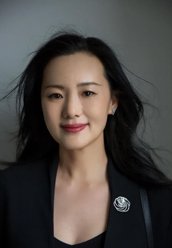 别为咏梅惋惜了!事实证明,金鸡奖败给宋佳的她已走上另一条大道