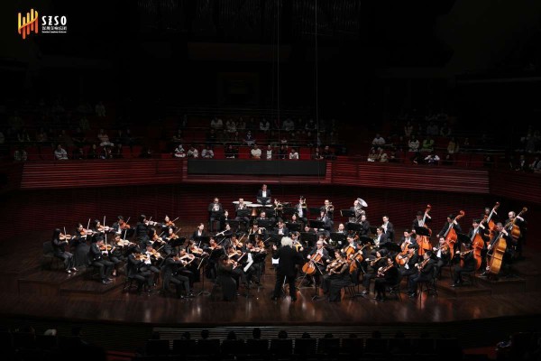 赫尔舒科维奇的三重角色：从乐池到指挥台的音乐魔法