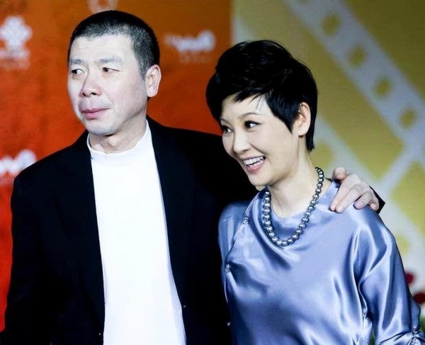 离婚传闻4个月后，冯小刚“没面子”的徐帆，终于迎来了“反噬”