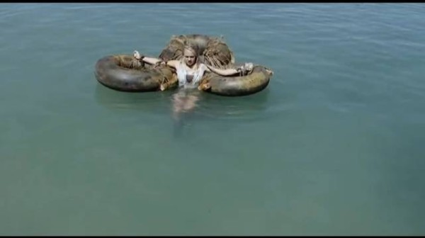 女孩被海盗扔进大海当诱饵,鲨鱼根本不敢吃她,原来她有鲨鱼血脉