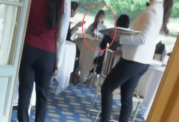 王心凌打扮靓丽，状态在线。