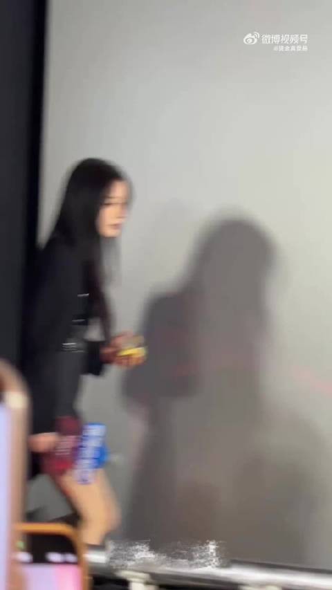 迪丽热巴亮相惊艳全场,又美又飒状态绝佳