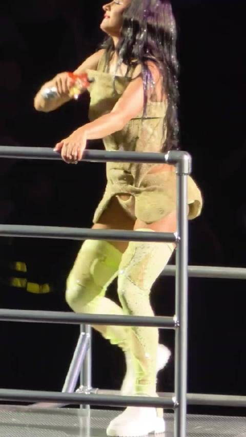 水果姐上海首唱反拿话筒唱歌，一看就是真唱