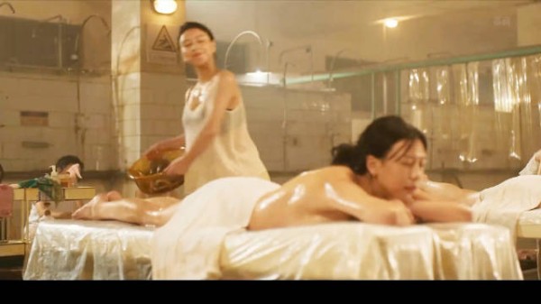 这不比鬼片更可怕？女澡堂突然钻进一大群蛇！