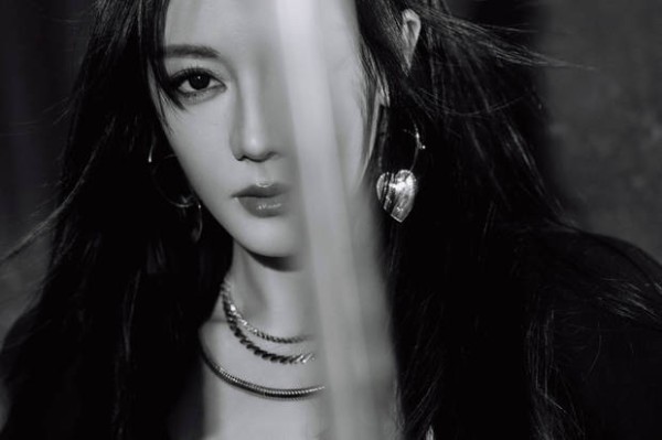 迪丽热巴拍摄氛围感大片。