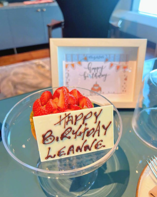 王祖蓝晒出蛋糕照片，夫妻俩好幸福。