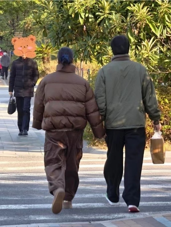 朱丹和周一围牵手散步，患难夫妻很好磕