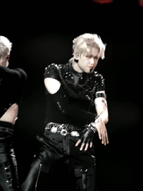 张极烟酒嗓演绎爱意沉沦,午夜歌声引热议