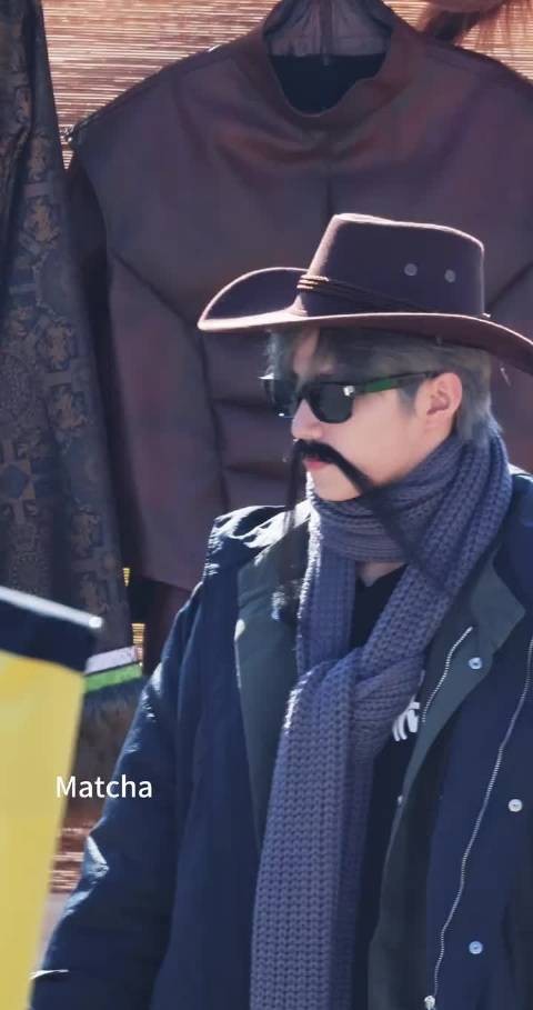 刘耀文新剧造型颠覆,长胡子牛仔帽亮相