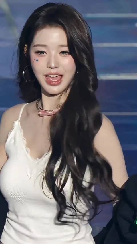 注意看,张元英的舌头好灵活